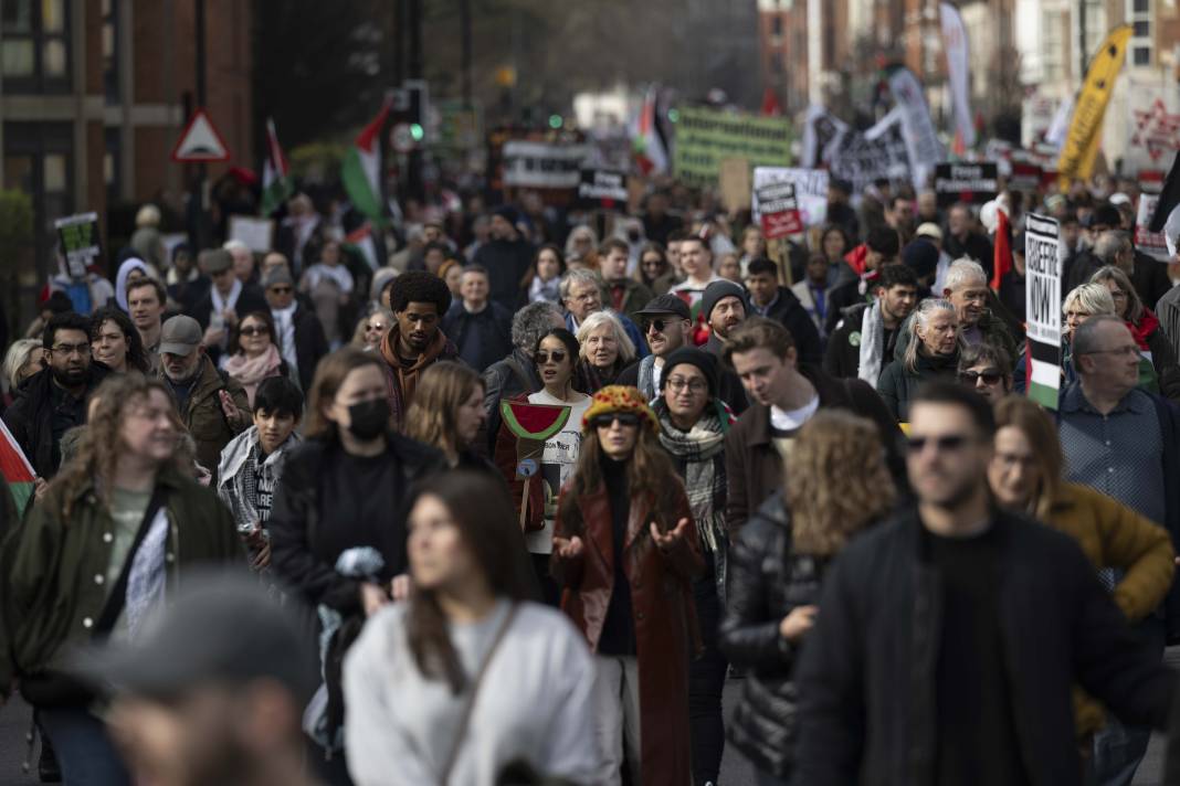 Londra ve Saraybosna'da İsrail protestosu! Binlerce kişi sokaklara döküldü 14